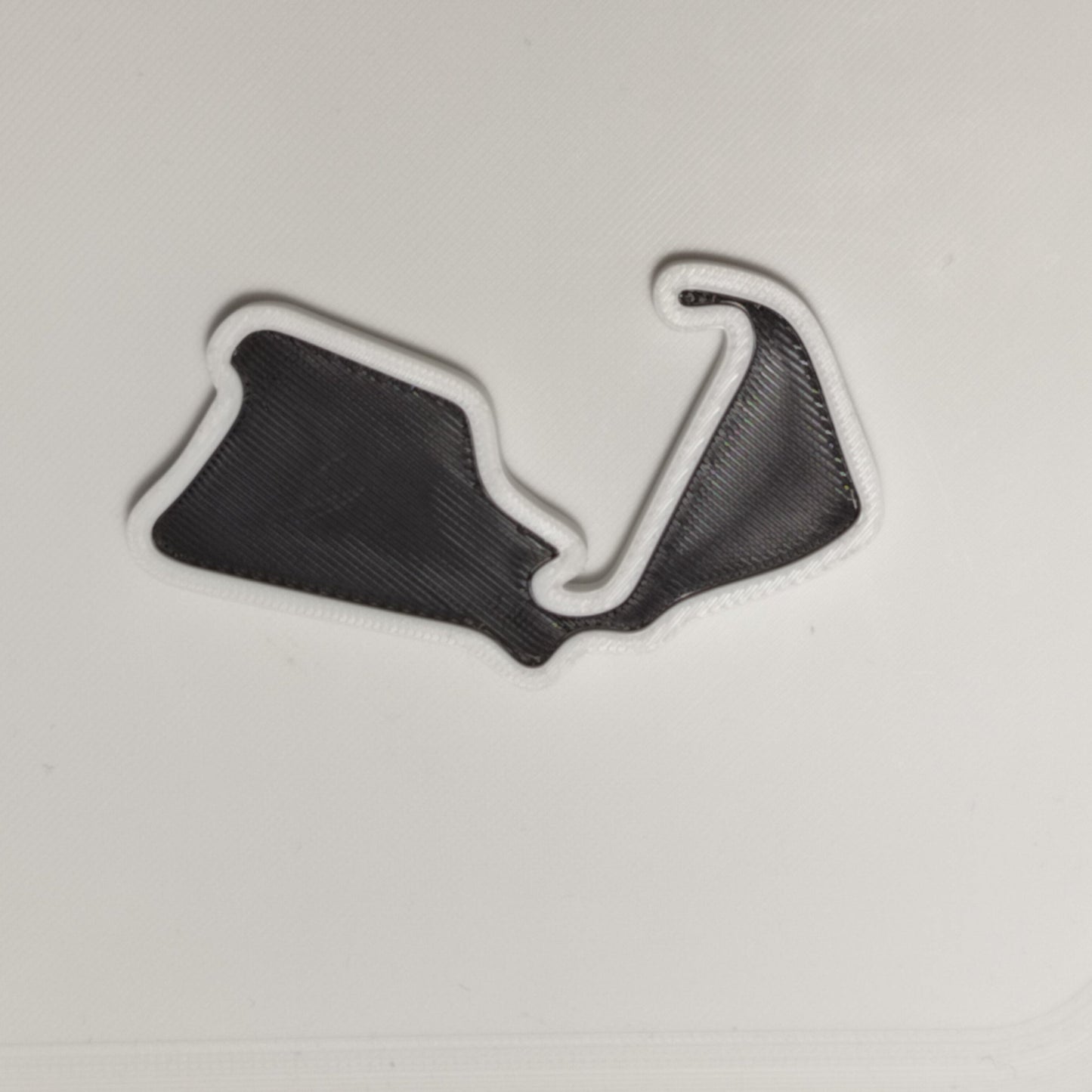 Silverstone_Magnet_White_Black